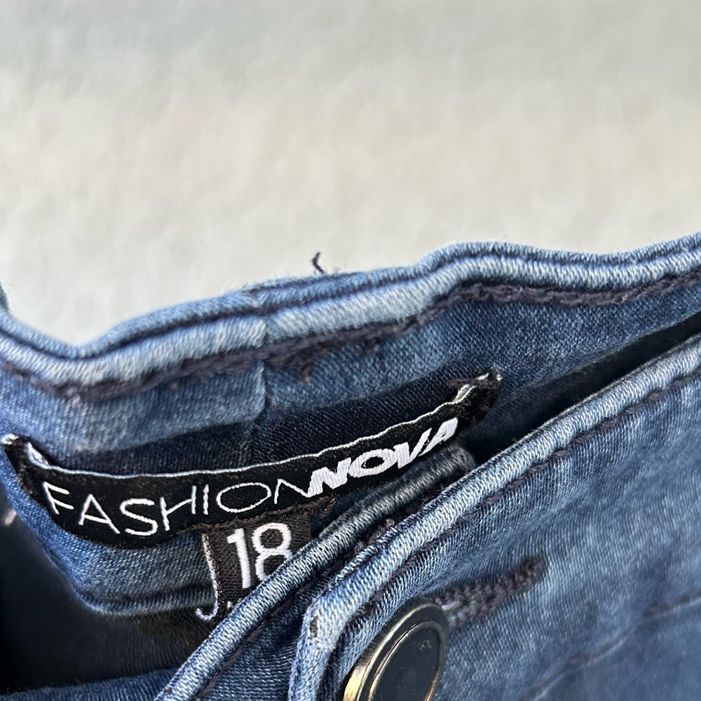 Fashion Nova Dark Wash Skinny Stretchy Pockets Denim Jeans Size 18 - Picture 3 of 3